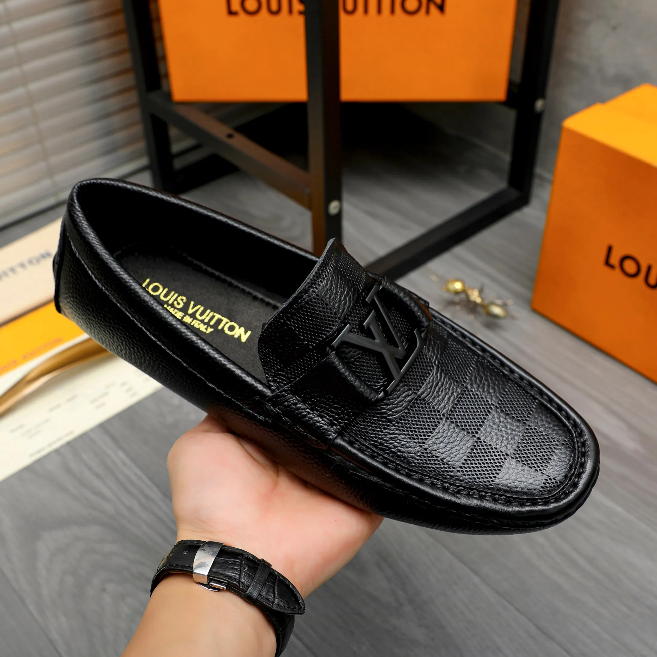 Men's shoes 💰p420 Product trademark: LV (Louis Vuitton) casual slip-on men's shoes Regular size: 38-44 Product material: Selected pebbled checkered cowhide upper, sheepskin lining, rubber outsole